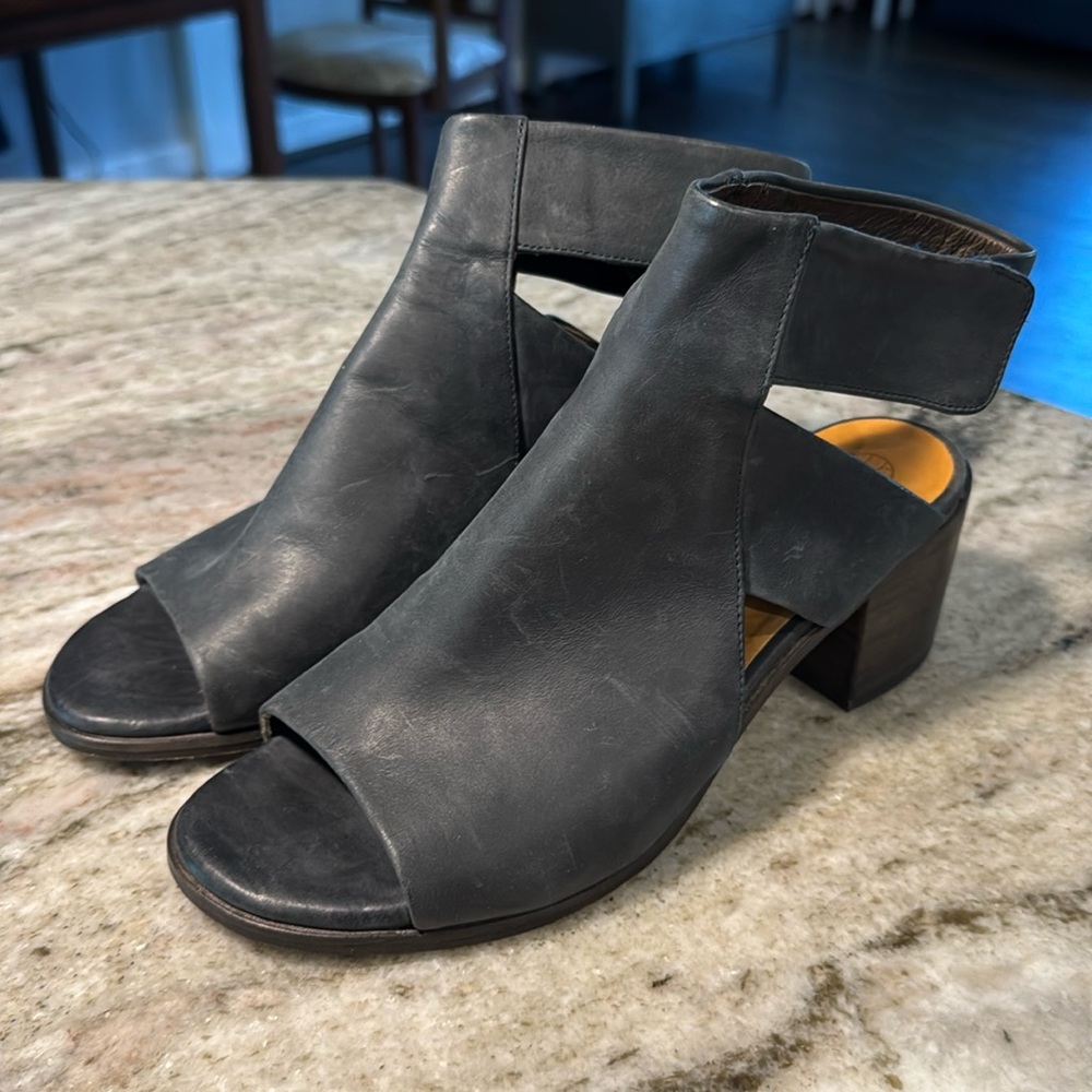 COCLICO Cutout Sandals